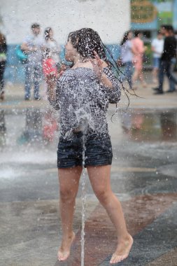 Kharkiv, Ukrayna - 1 Haziran 2015: Çeşme oynayan genç kız.
