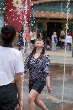 Kharkiv, Ukrayna - 1 Haziran 2015: Çeşme oynayan genç kız.