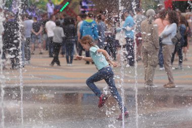 Kharkiv, Ukrayna - 1 Haziran 2015: Çeşme oynayan genç kız.