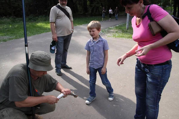 Charkov, Ukrajina - 1. června 2015: Lov pstruhů v městském parku Sarzhyn Yar. — Stock fotografie