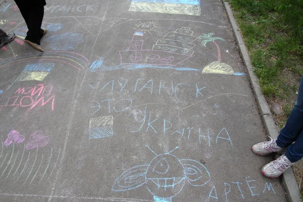 Charkov, Ukrajina - 1. června 2015: Děti křída kresby — Stock fotografie