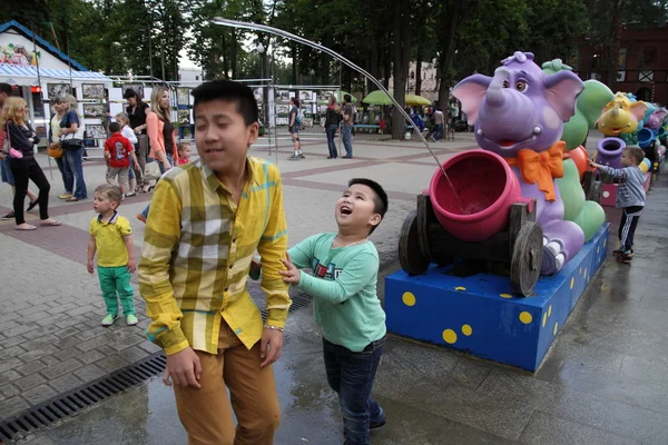 Kharkiv, Oekraïne - 1 juni 2015: Kind jongen spelen in fontein. — Stockfoto