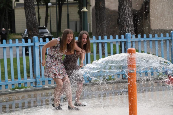 Kharkiv, Oekraïne - 1 juni 2015: Tienermeisjes spelen in fontein. — Stockfoto