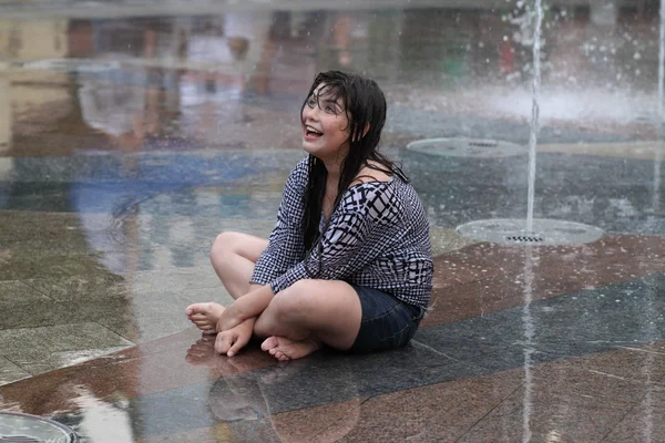 Kharkiv, Ukrayna - 1 Haziran 2015: Çeşme oynayan genç kız.