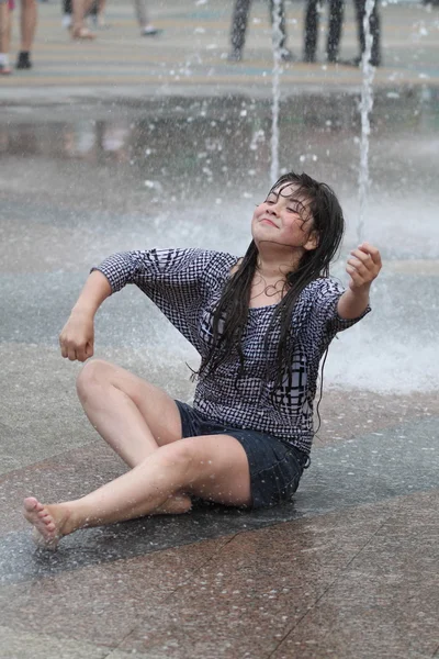 Kharkiv, Ukrayna - 1 Haziran 2015: Çeşme oynayan genç kız.