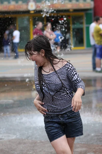 Kharkiv, Ukrayna - 1 Haziran 2015: Çeşme oynayan genç kız.