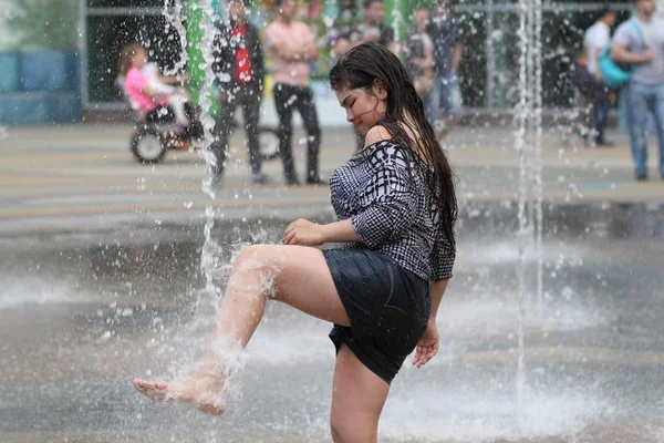 Kharkiv, Ukrayna - 1 Haziran 2015: Çeşme oynayan genç kız.