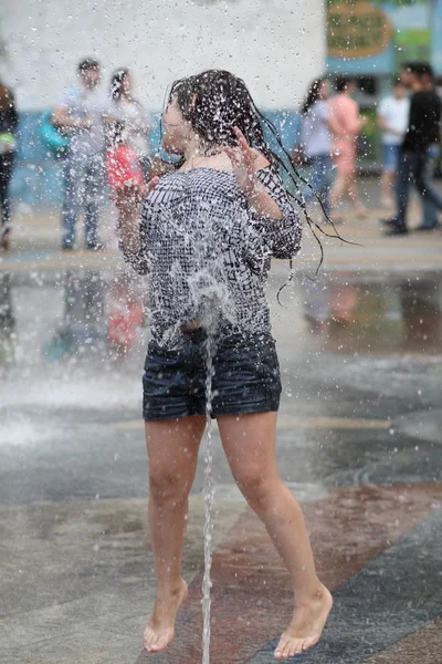 Kharkiv, Ukrayna - 1 Haziran 2015: Çeşme oynayan genç kız.