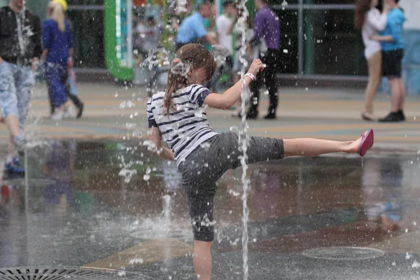 Kharkiv, Ukrayna - 1 Haziran 2015: Çeşme oynayan genç kız.
