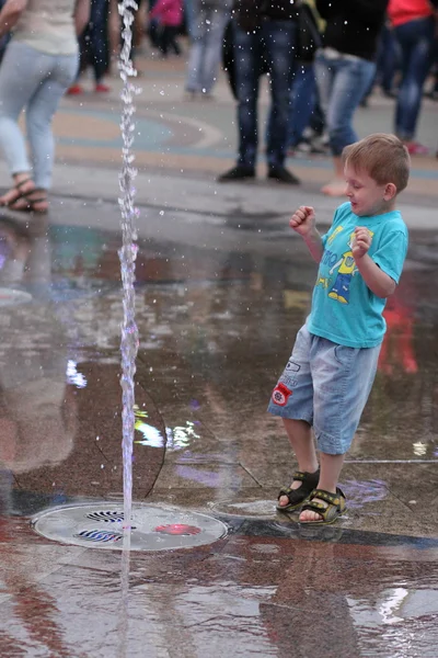 Charkov, Ukrajina - 1. června 2015: Dítě chlapec hrající fontána. — Stock fotografie