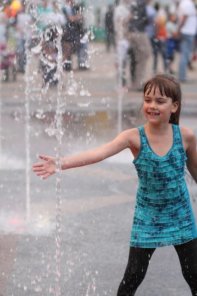 Харьков, Украина - 1 июня 2015 года: Девушка-подросток играет в фонтане . — стоковое фото