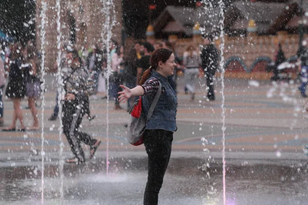 Kharkiv, Ukrayna - 1 Haziran 2015: Çeşme oynayan genç kız