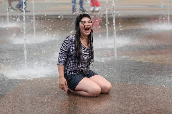 KHARKIV, UCRÂNIA - JUNHO 1, 2015: Adolescente brincando na fonte . Fotos De Bancos De Imagens Sem Royalties