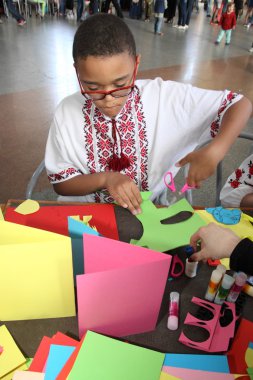 Kharkiv, Ukrayna - 19 Mayıs 2016: Ulusal Ukrayna işlemeli gömlek gün (Vyshyvanka gün)