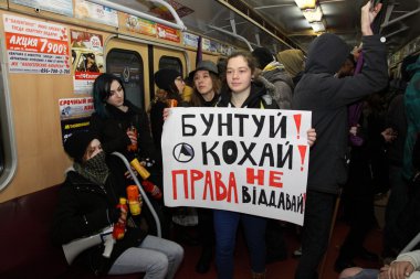 Kharkiv, Ukrayna - 14 Şubat 2016: Anarko-feminist yürüyüş sırasında Sevgililer günü