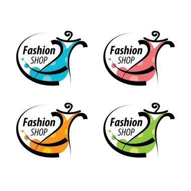 Kalp şeklinde omuz askısı logosu olan moda butik elbise.