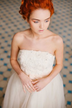 Kızıl saçlı güzel kız.