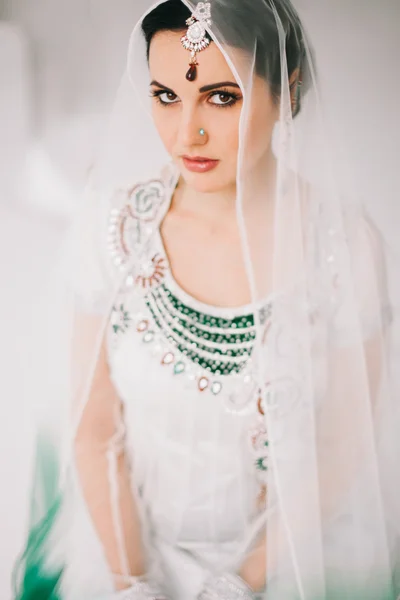 Індійська дівчина в традиційному одязі — стокове фото