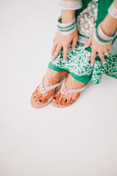 Mehendi en las piernas de una chica india — Foto de Stock