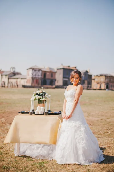 Beautiful Caucasian bride — Stock Photo, Image