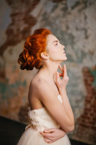 Krásná dívka s rudými vlasy — Stock fotografie