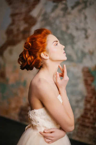 Hermosa chica con el pelo rojo — Foto de Stock