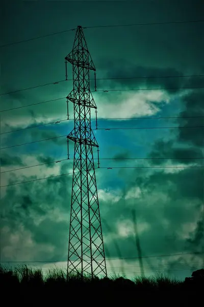 Bulutlu bir günde elektrik direği