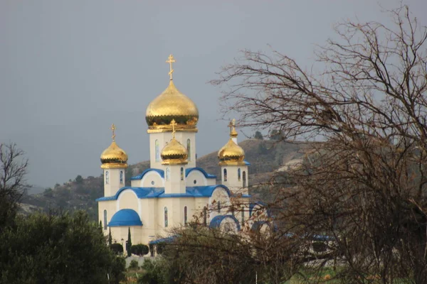 Kıbrıs Cumhuriyeti 'nin Lefkoşe Bölgesi' nin düzenli Episkopio köyü Rus mimari tarzıyla inşa edilmiş bir Hıristiyan ortodoks kilisesi.