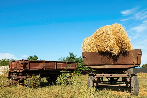 Heuballen auf Anhänger — Stockfoto