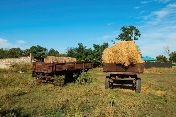 捆捆的干草上一辆拖车 — 图库照片