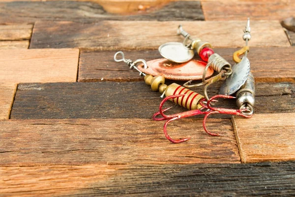 Рыбалка приманки на деревянном фоне . — стоковое фото
