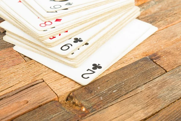 Jogando cartas em fundo de madeira . — Fotografia de Stock