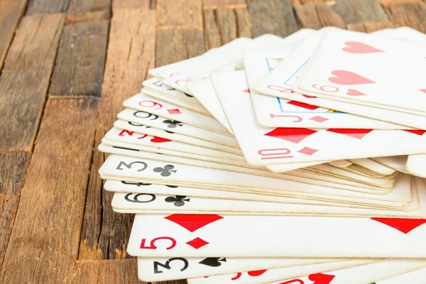 Jogando cartas em fundo de madeira . — Fotografia de Stock