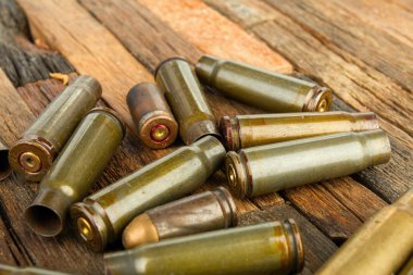 Madde işaretleri kabuk ahşap arka plan üzerinde.