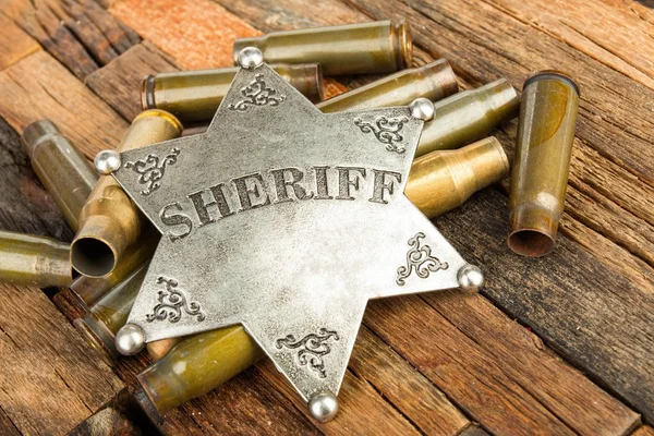 Insignia del sheriff y balas shell —  Fotos de Stock