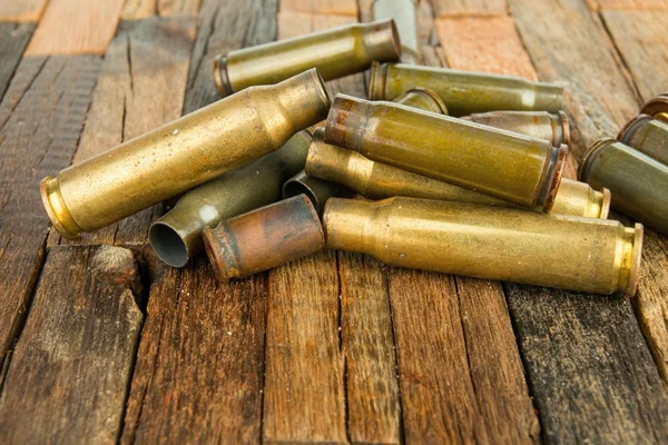 Cáscara de balas sobre fondo de madera . — Foto de Stock