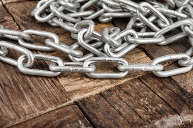 Ahşap arka plan üzerinde çelik zincir.