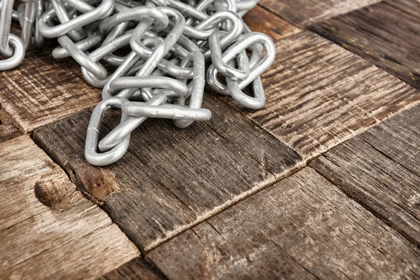 Cadena de acero sobre fondo de madera . —  Fotos de Stock