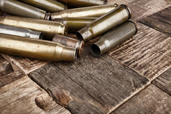 Conchas de balas no fundo de madeira . — Fotografia de Stock