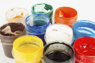 Renkli boya guaj ile kavanoz.