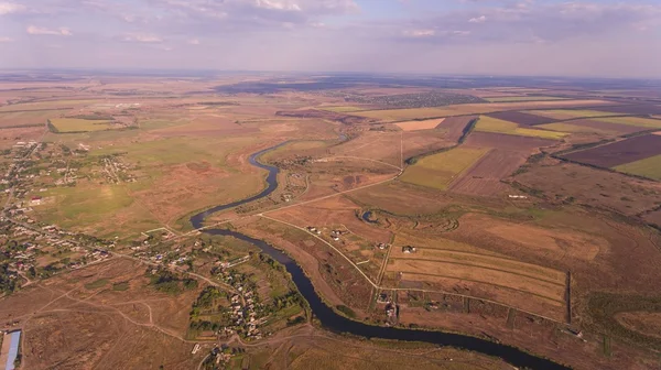 Αεροφωτογραφία των πεδίων και στον ποταμό. — Φωτογραφία Αρχείου