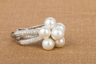 Taşlar ile güzel yüzük.