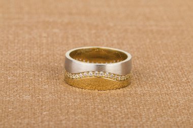 Taşlar ile güzel yüzük.