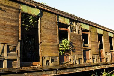 Eski ve paslı vagon trenler