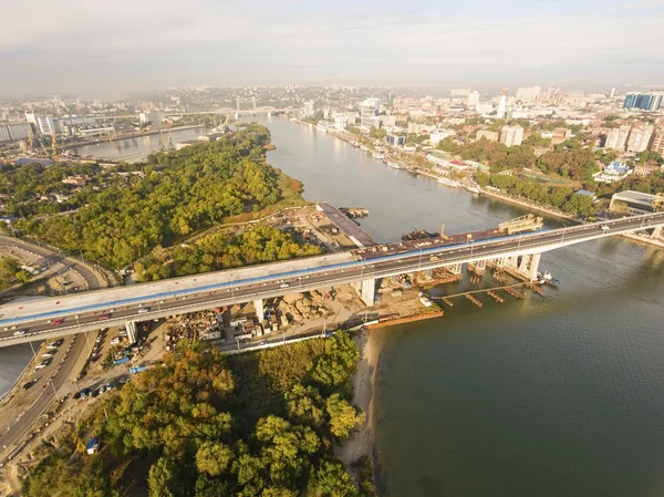 Строительство моста через реку . — стоковое фото