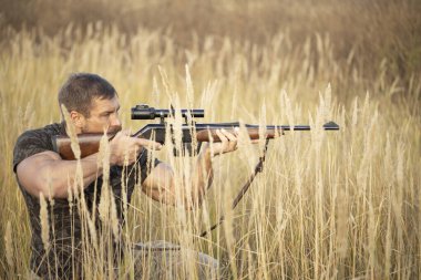 Erkek tüfeğin yakın çekim görüntüsü. Resim büyük av gezisi sırasında çekildi. Av dönemi, sonbahar sezonu açıldı..