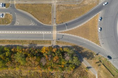 Güzel sonbahar ormanlarındaki yol manzarası. Sarı yapraklı ağaçlar, üst manzara. Sonbahar renkleri doğa, hava sonbahar manzarası.