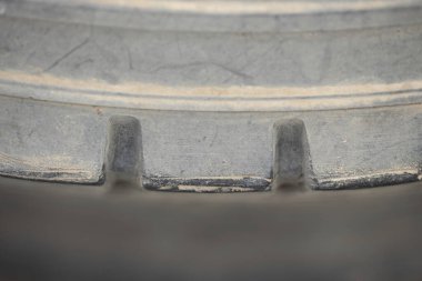 Arabadaki eski lastikler. Lastik geri dönüşümü için tekerlekler.