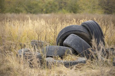 Arabadaki eski lastikler. Lastik geri dönüşümü için tekerlekler.