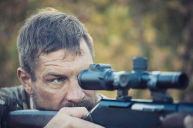 Erkek tüfeğin yakın çekim görüntüsü. Resim büyük av gezisi sırasında çekildi. Av dönemi, sonbahar sezonu açıldı..